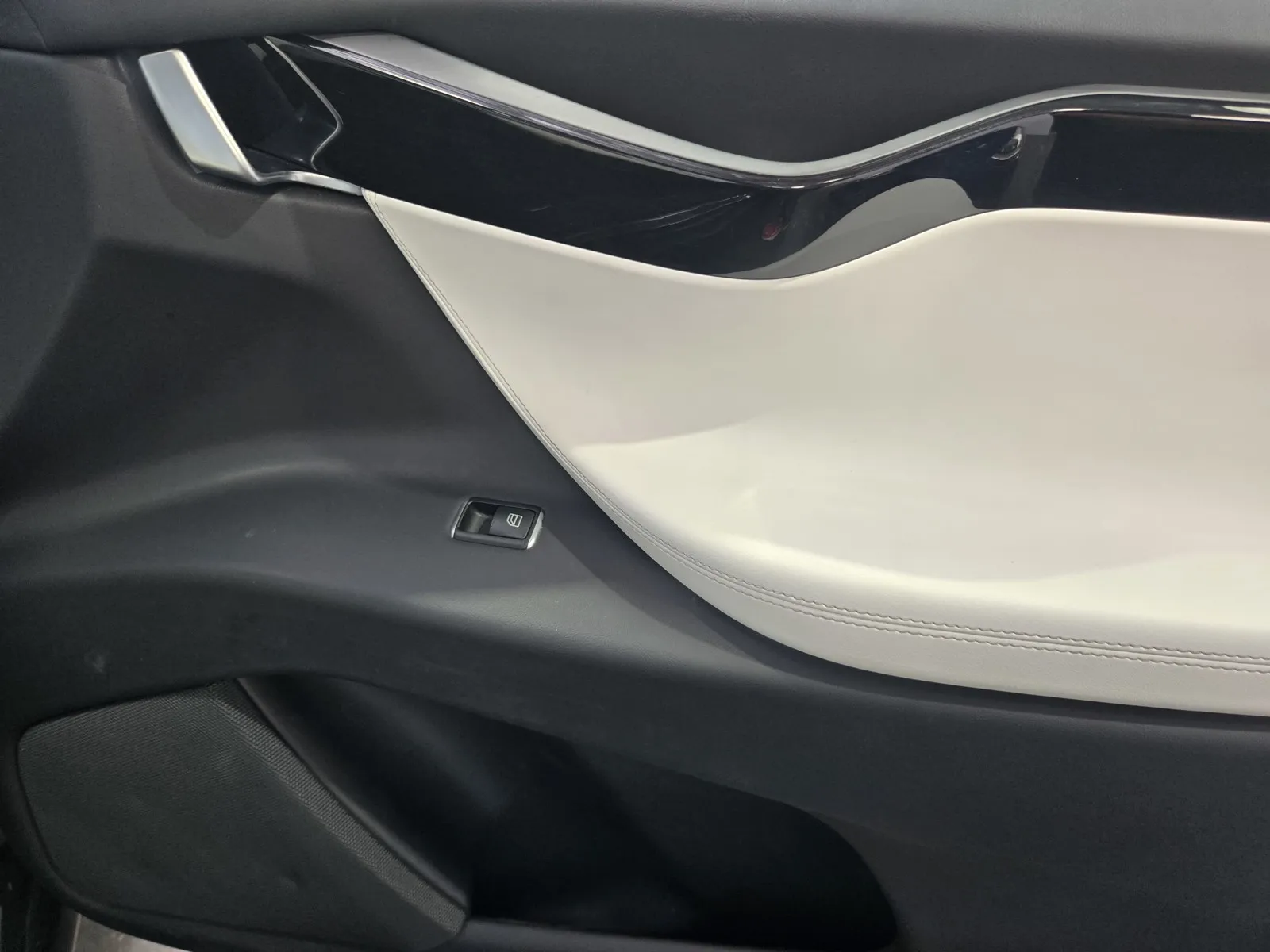 Tesla Model X photo 6