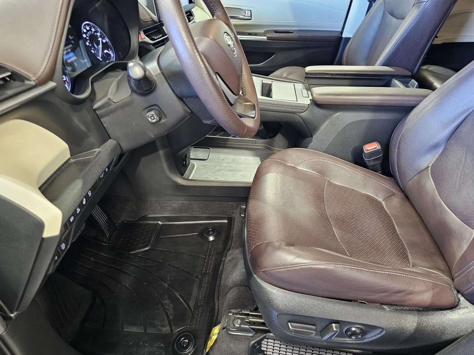 Toyota Sienna photo 13