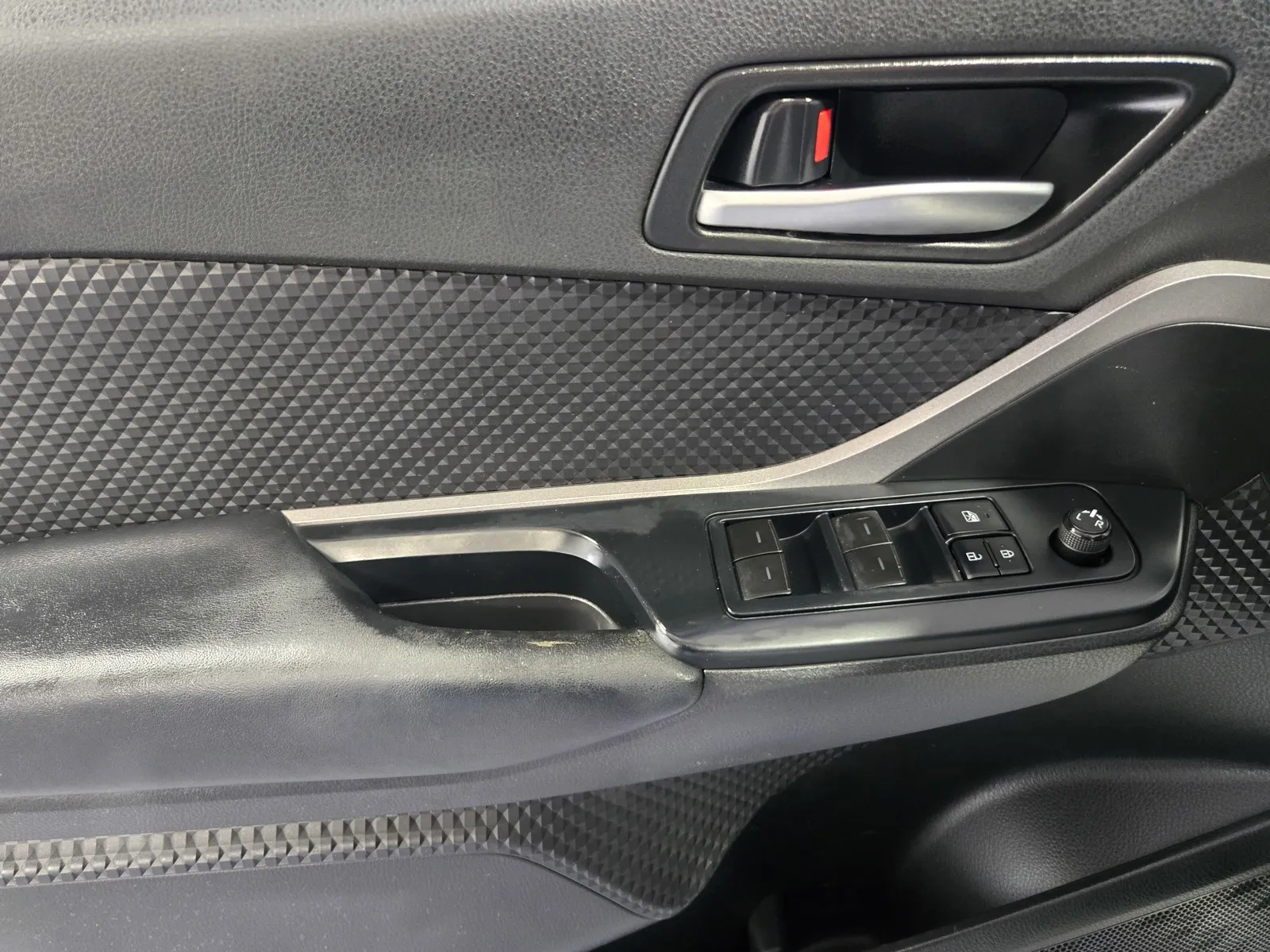 Toyota C-HR photo 13