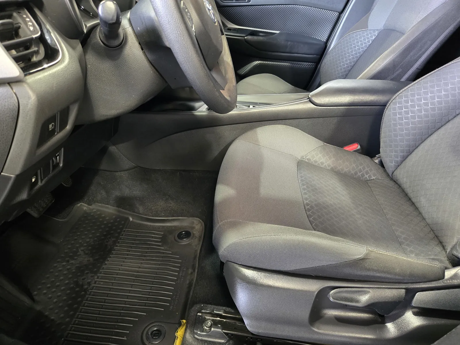 Toyota C-HR photo 14