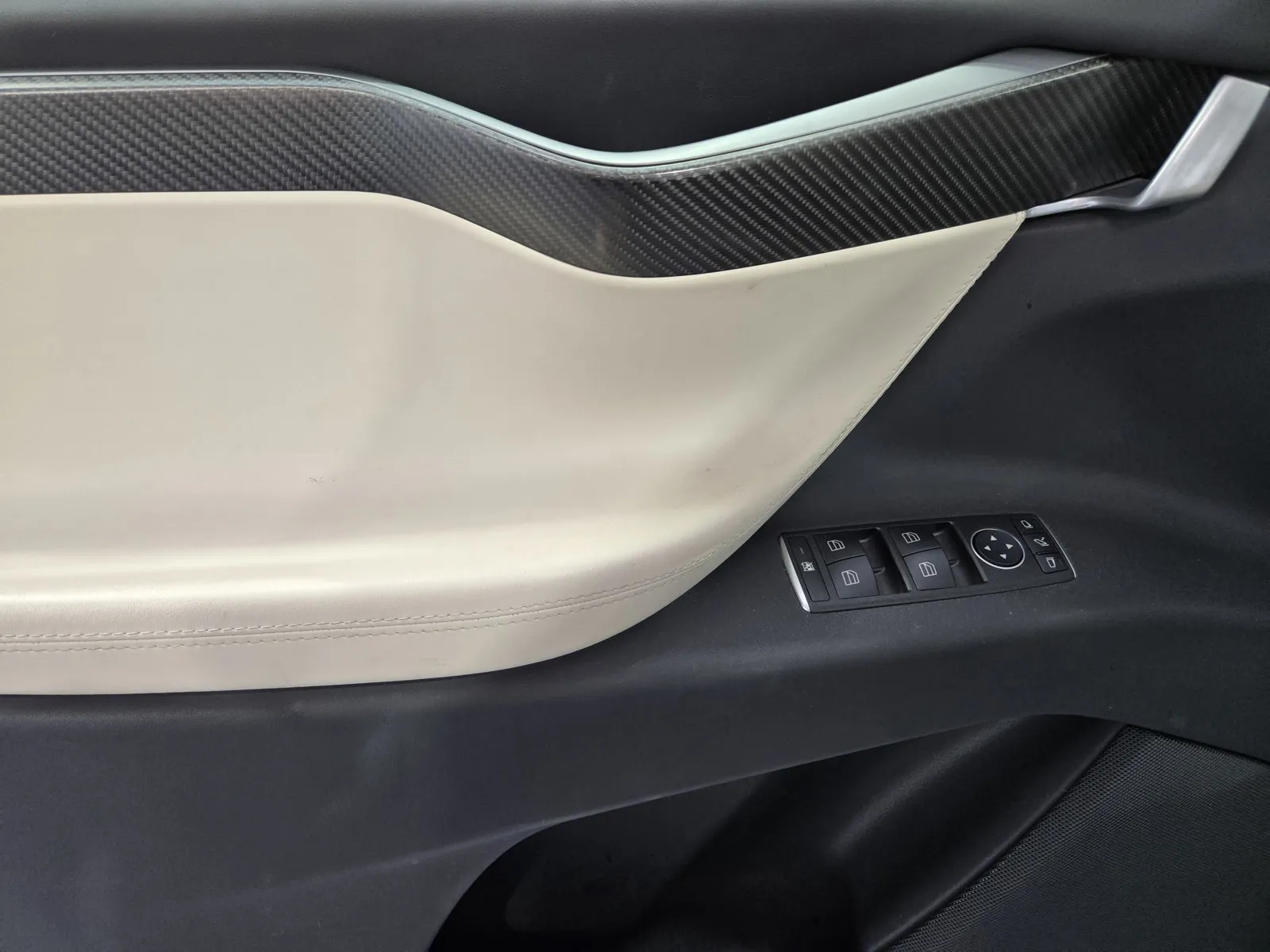 Tesla Model X photo 11