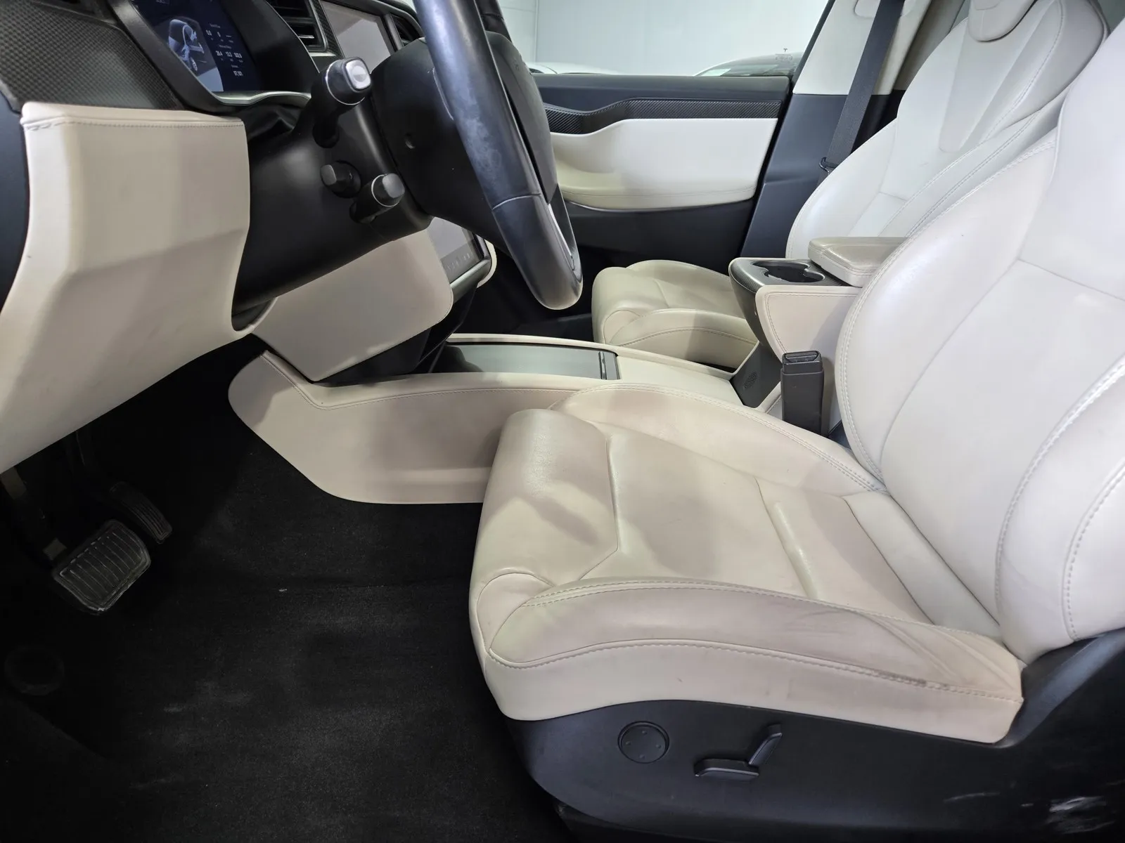 Tesla Model X photo 12
