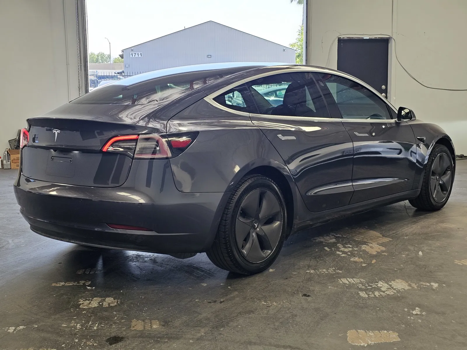 Tesla Model 3 photo 4