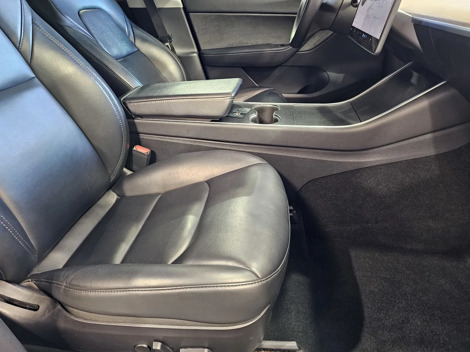 Tesla Model Y photo 7