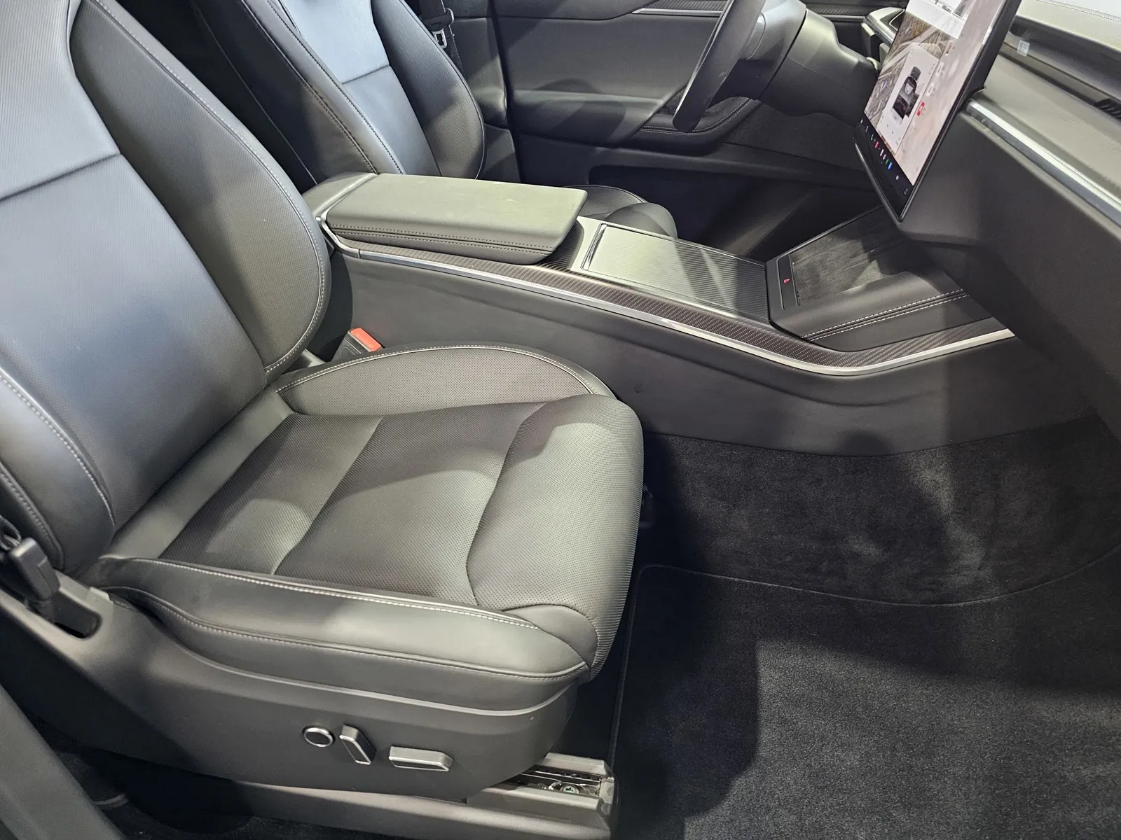 Tesla Model X photo 7