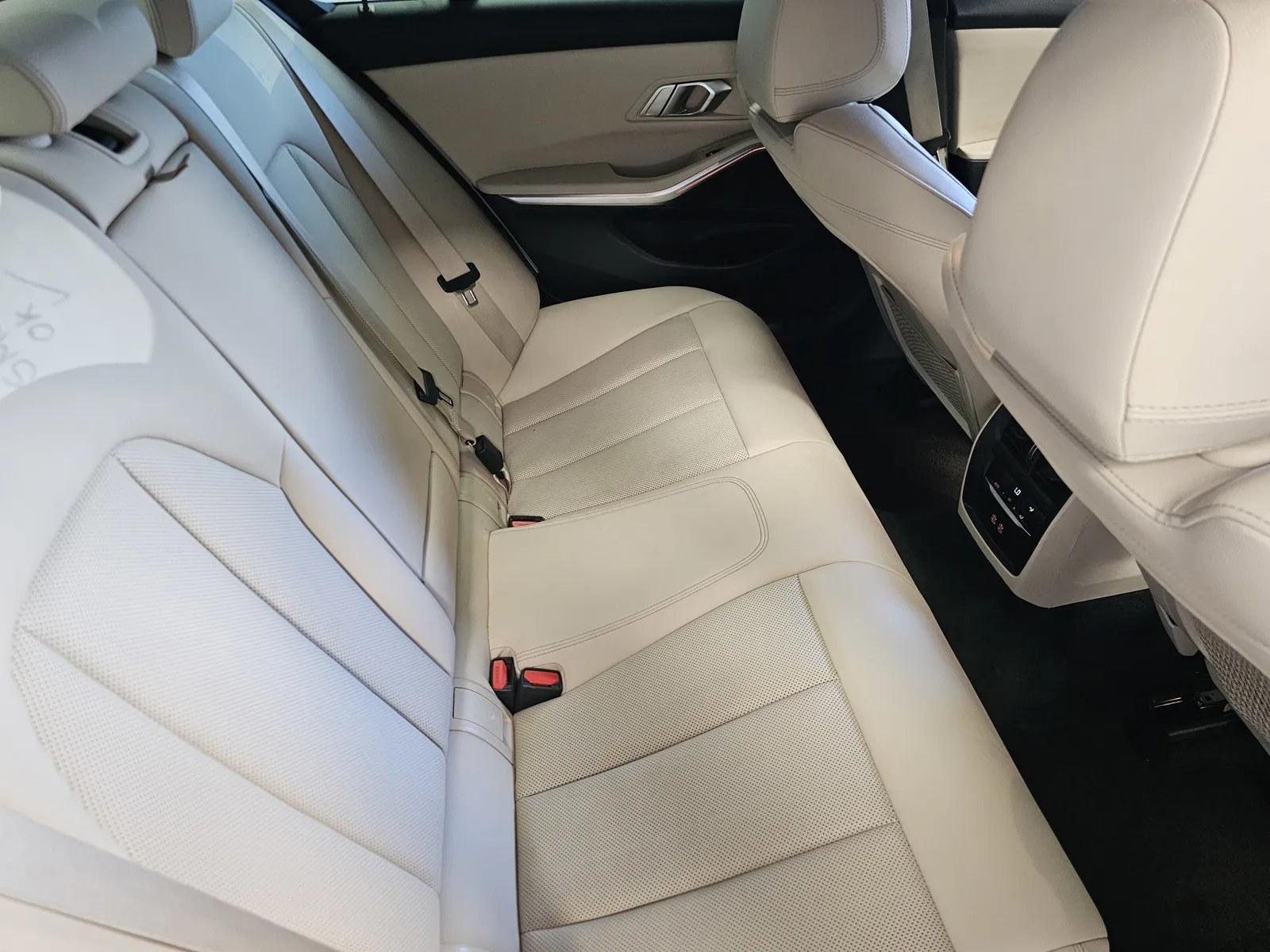 BMW 3 Series photo 9