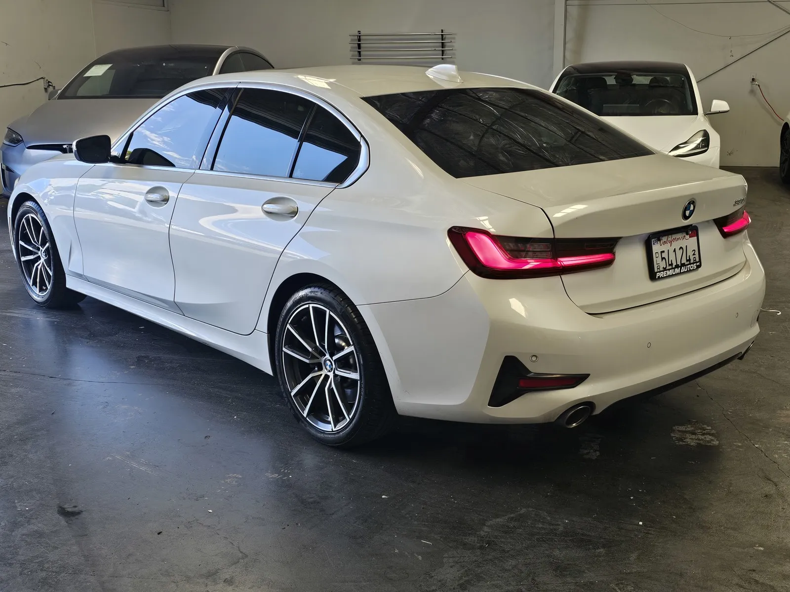 BMW 3 Series photo 2