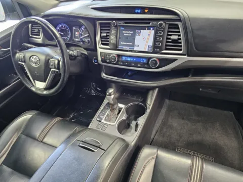 More photos of 2019 Toyota Highlander se at Premium Autos - Norco, CA