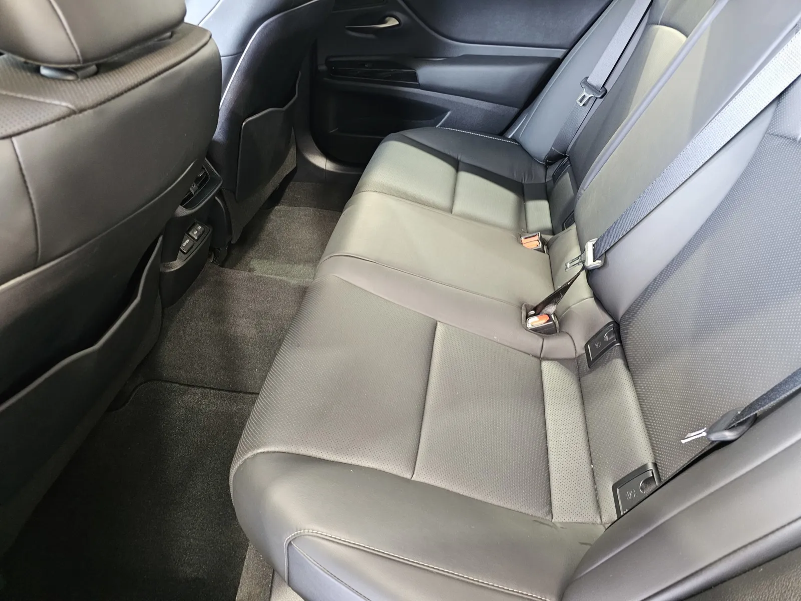 Lexus ES photo 12