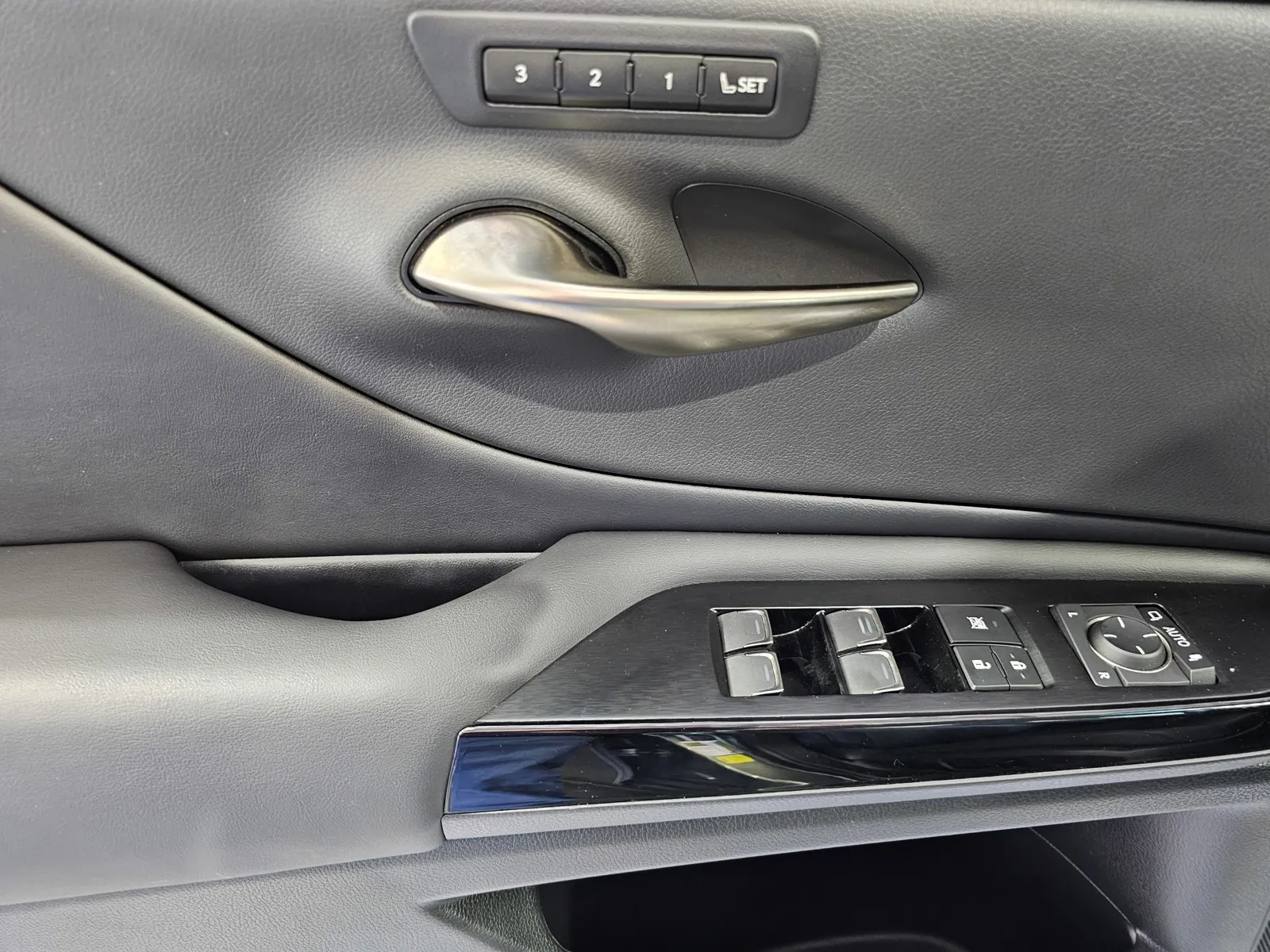 Lexus ES photo 13