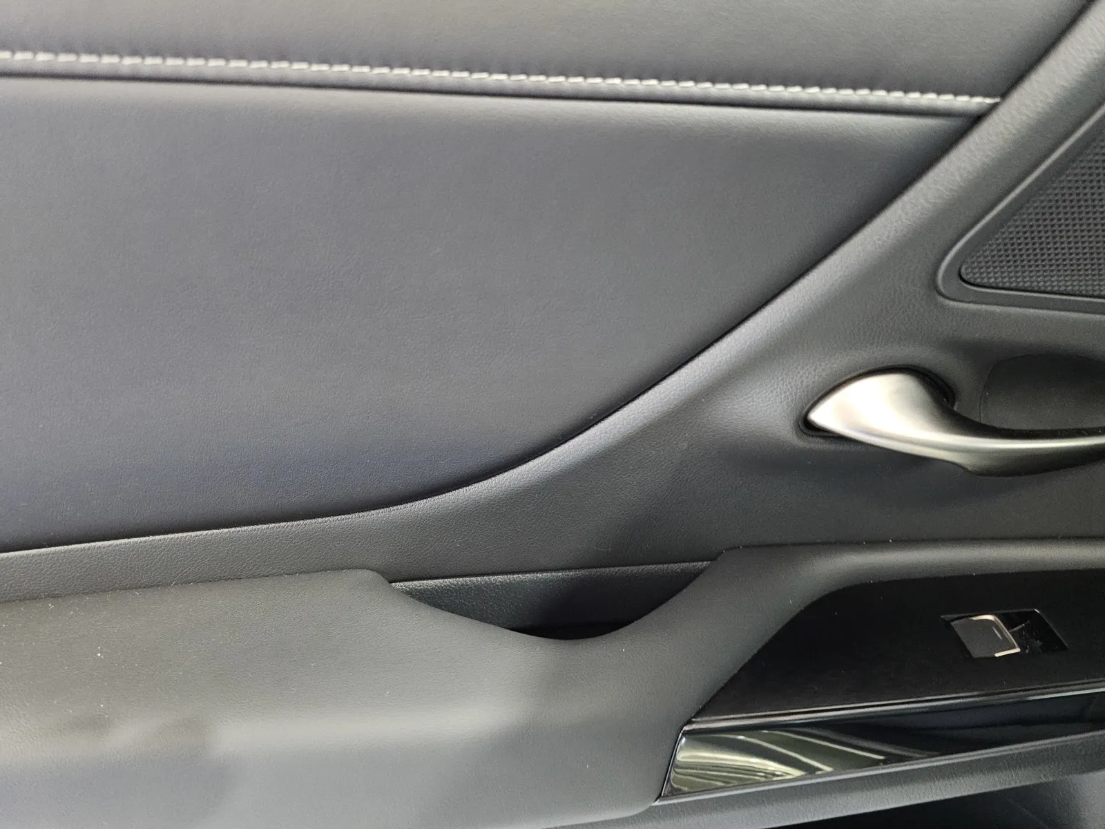 Lexus ES photo 11