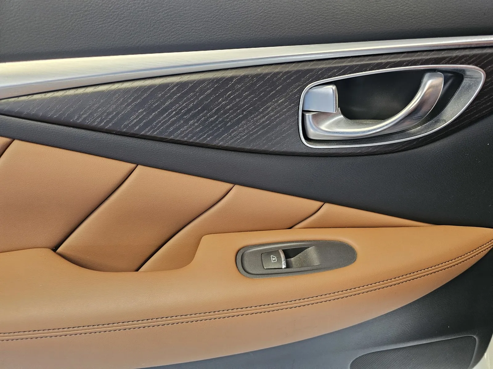 Infiniti Q50 photo 10