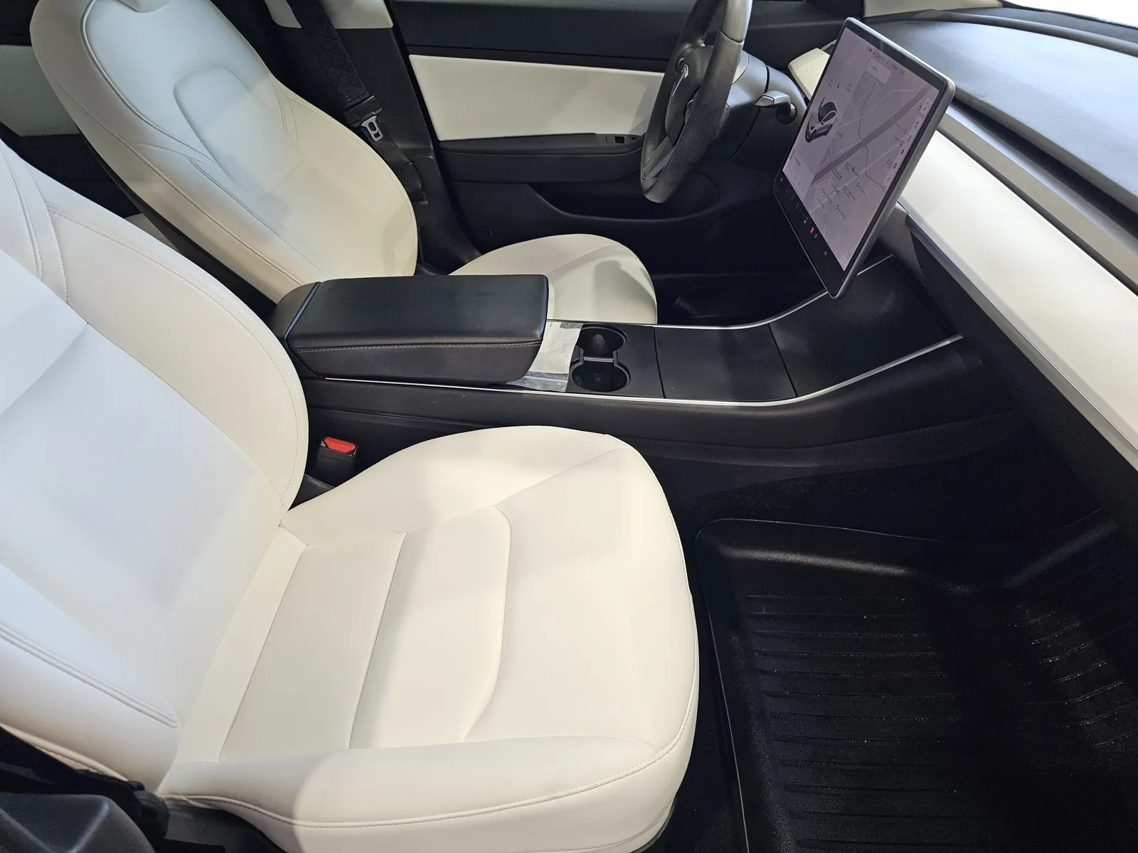 Tesla Model 3 photo 7