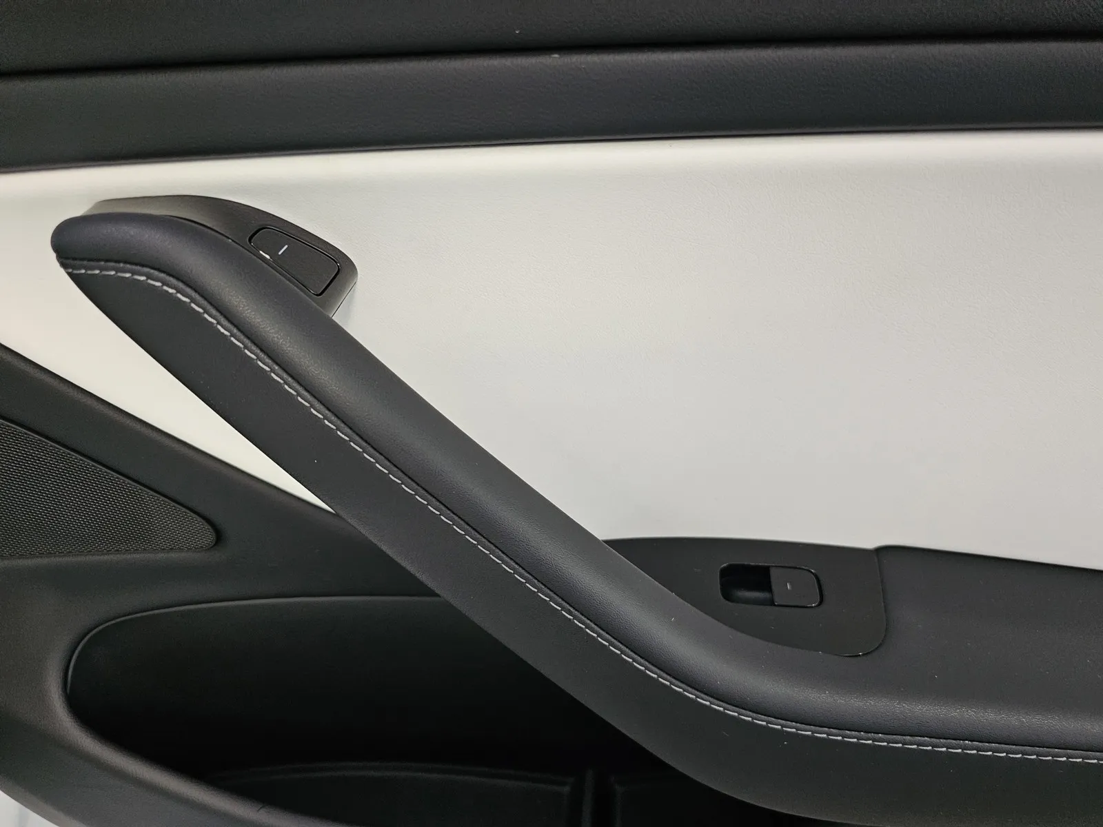 Tesla Model 3 photo 8