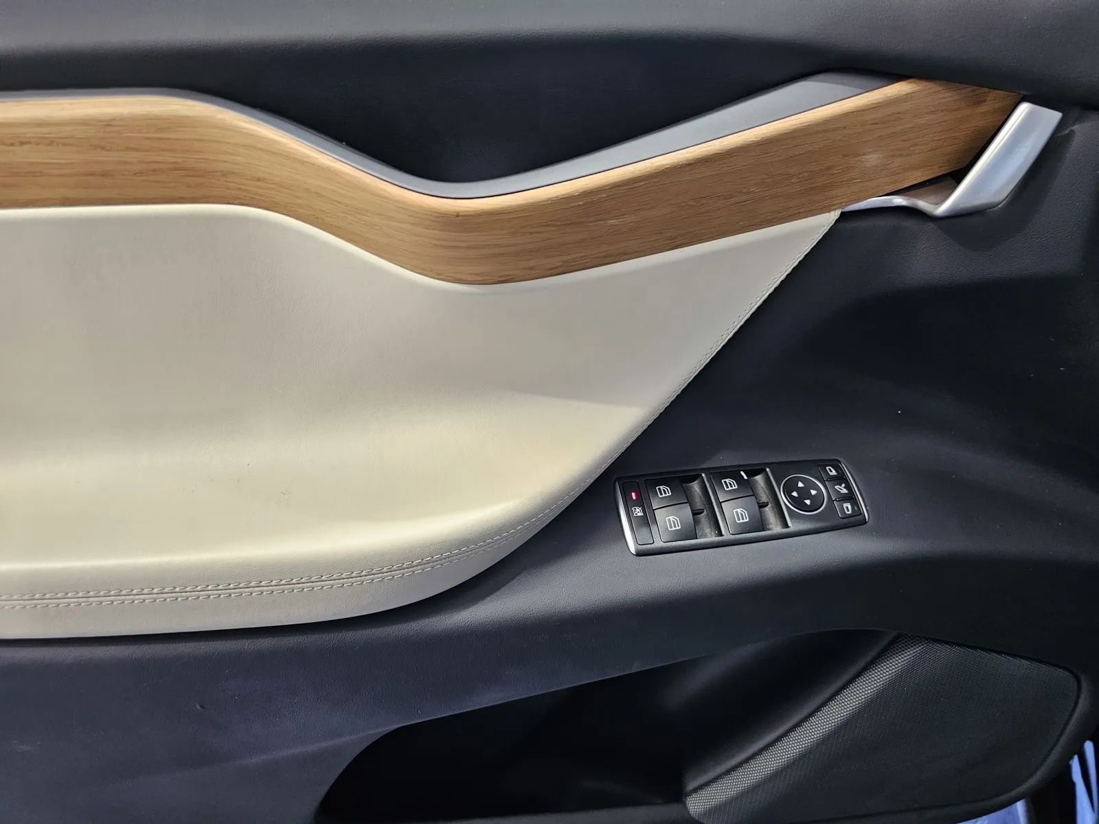 Tesla Model X photo 11
