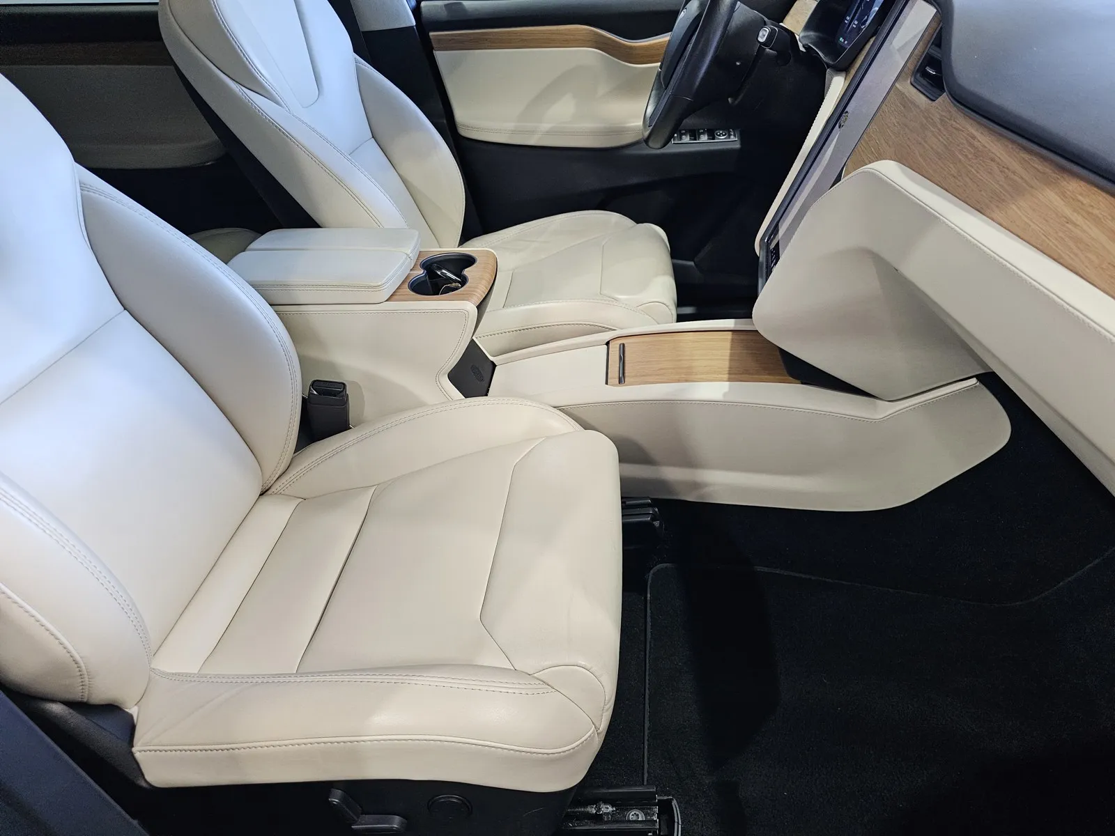 Tesla Model X photo 7