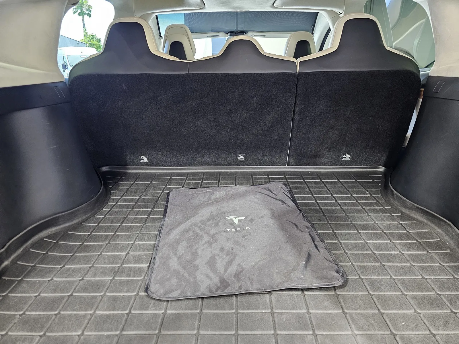 Tesla Model X photo 9