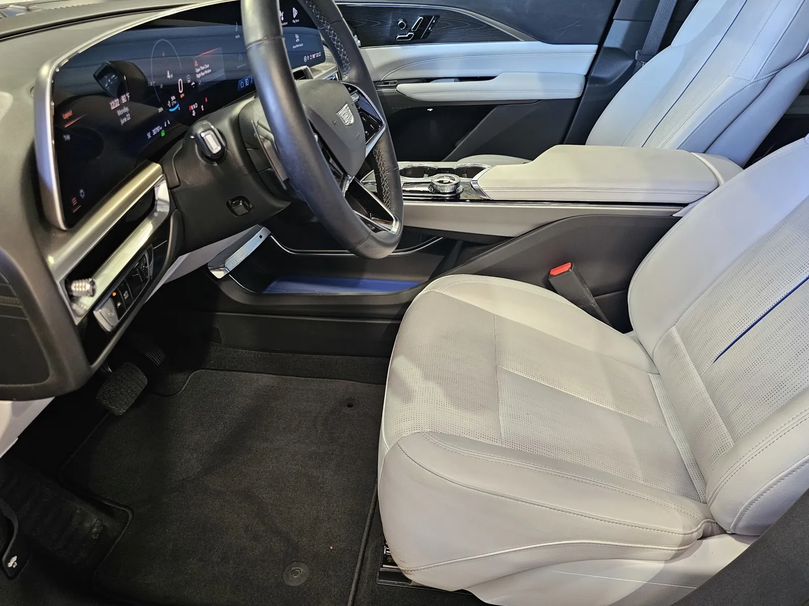 Cadillac Lyriq photo 14