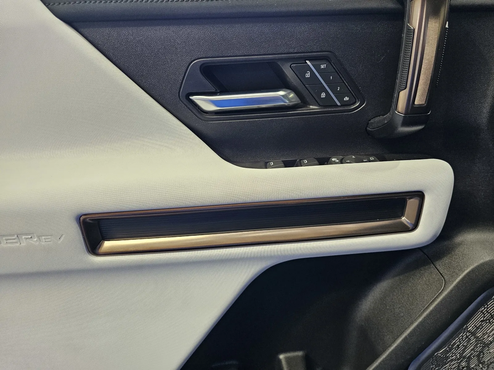 GMC Hummer EV photo 14