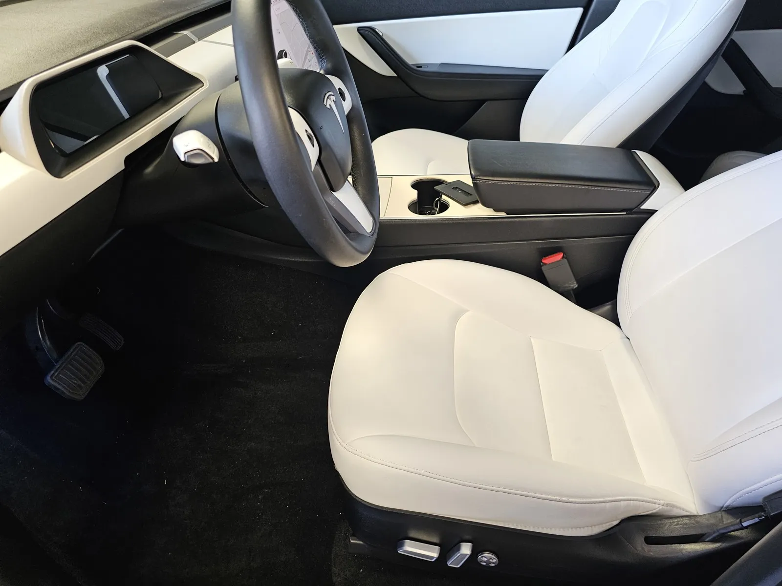 Tesla Model Y photo 14