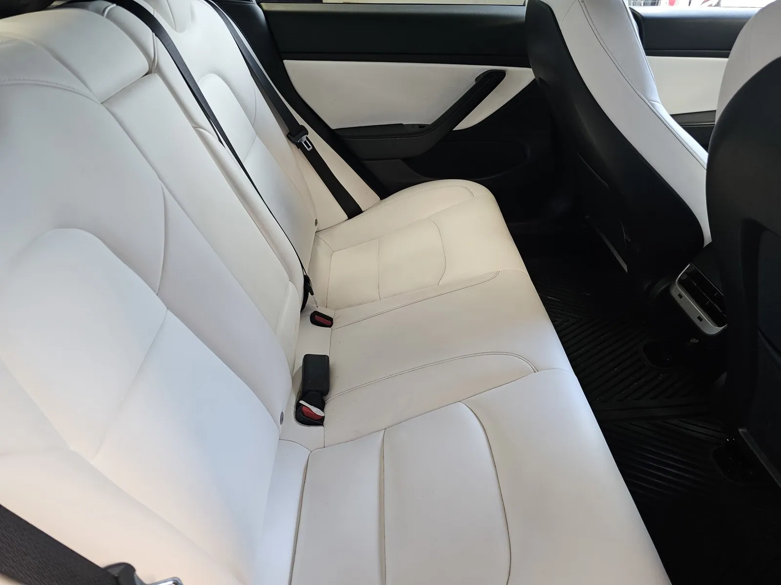 Tesla Model 3 photo 9