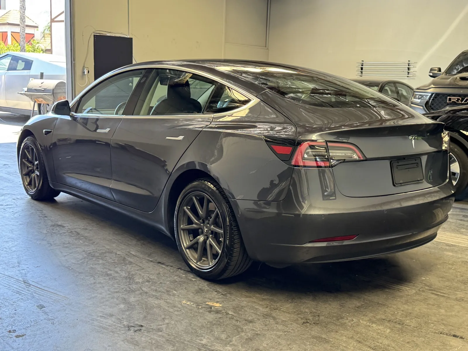 Tesla Model 3 photo 2