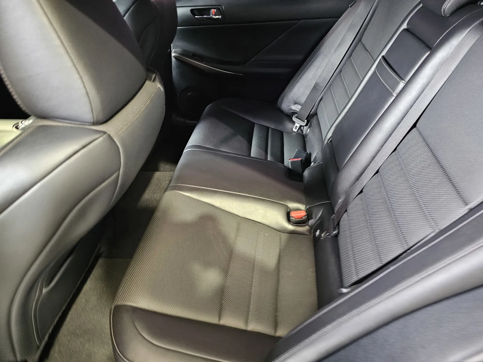 Lexus IS photo 11