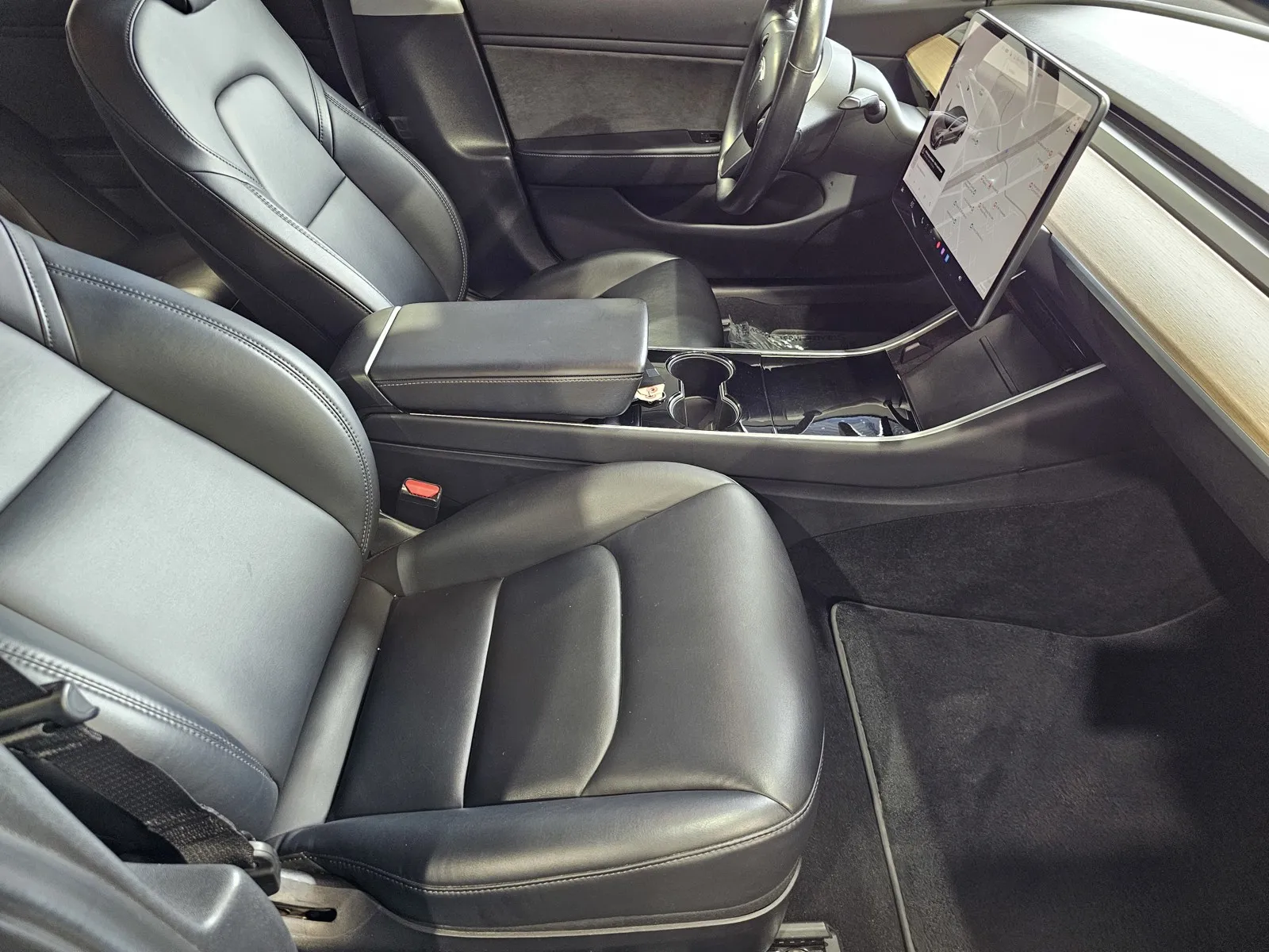 Tesla Model 3 photo 7