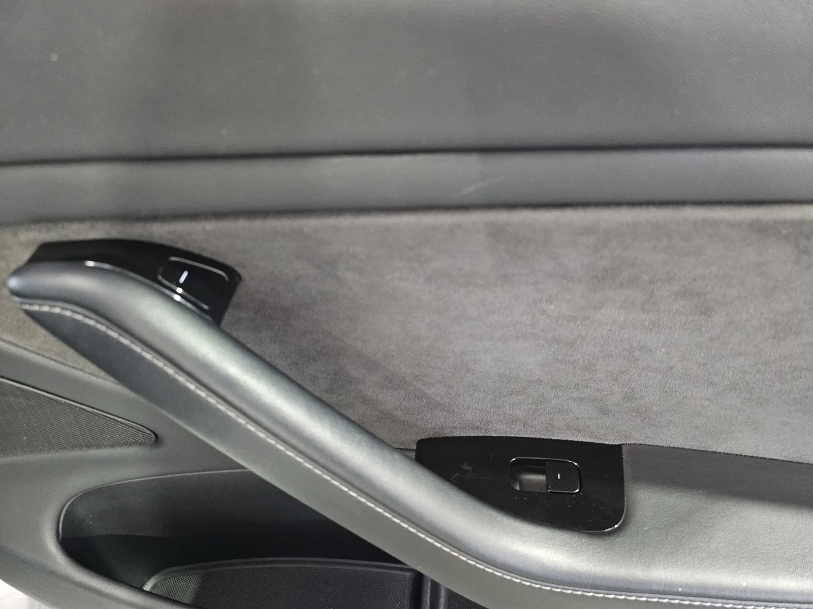 Tesla Model 3 photo 8