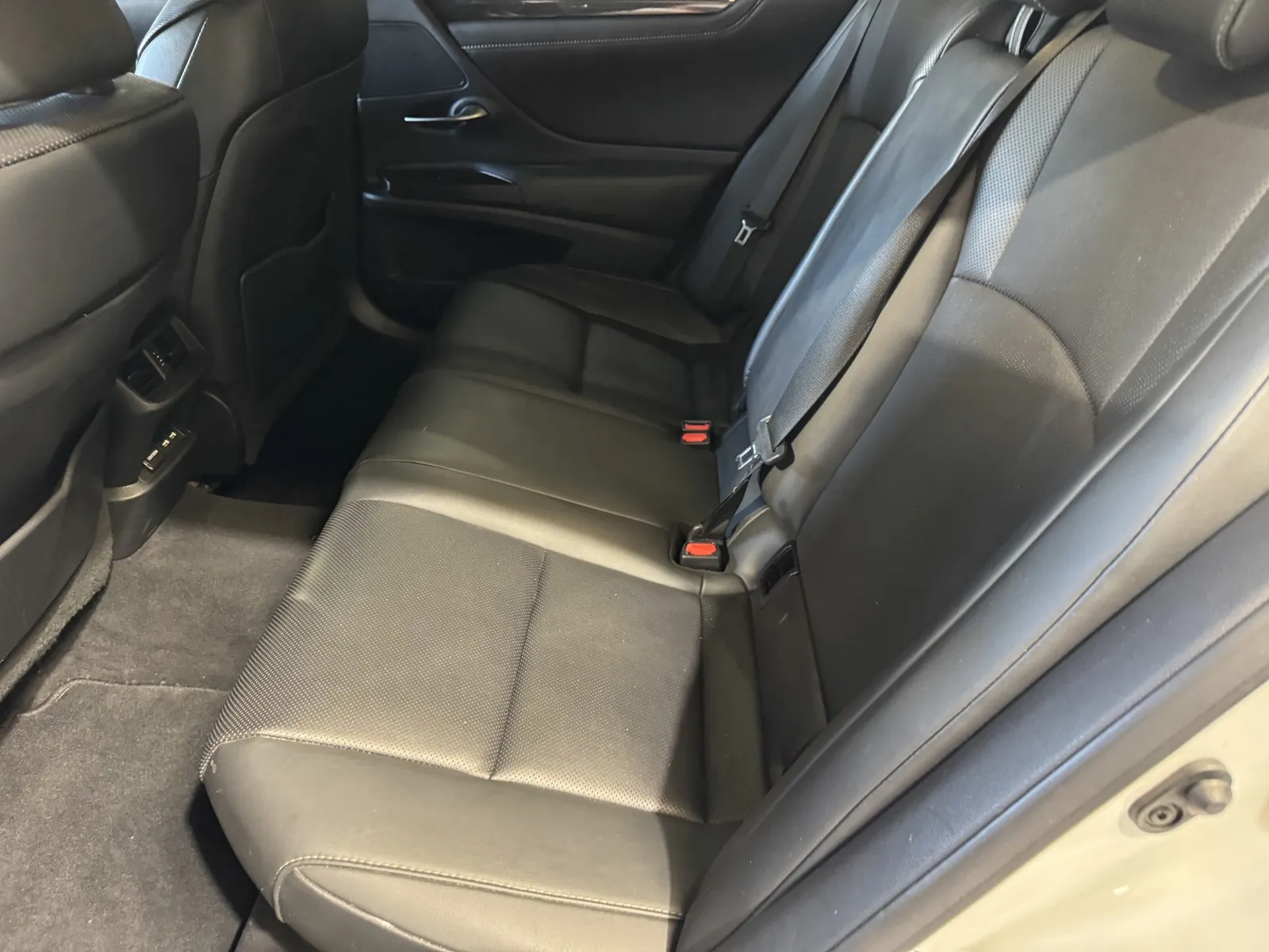 Lexus ES photo 10