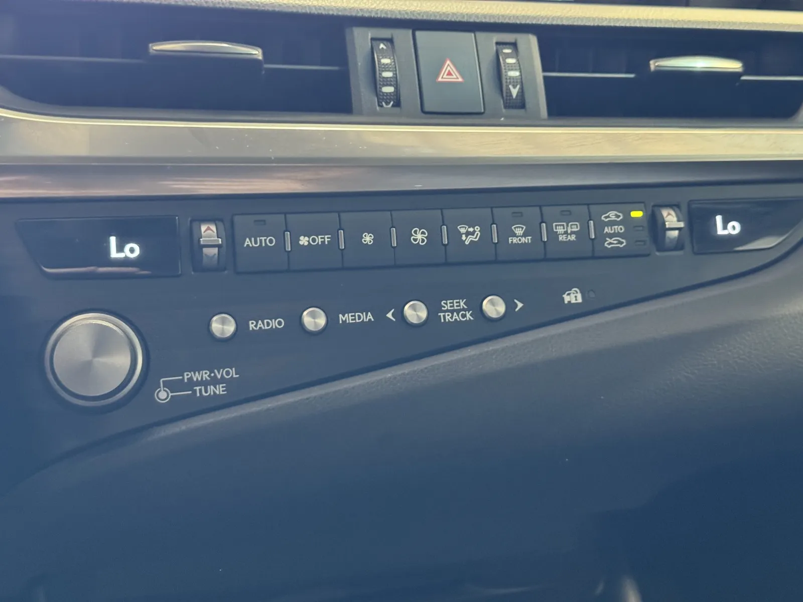 Lexus ES photo 16