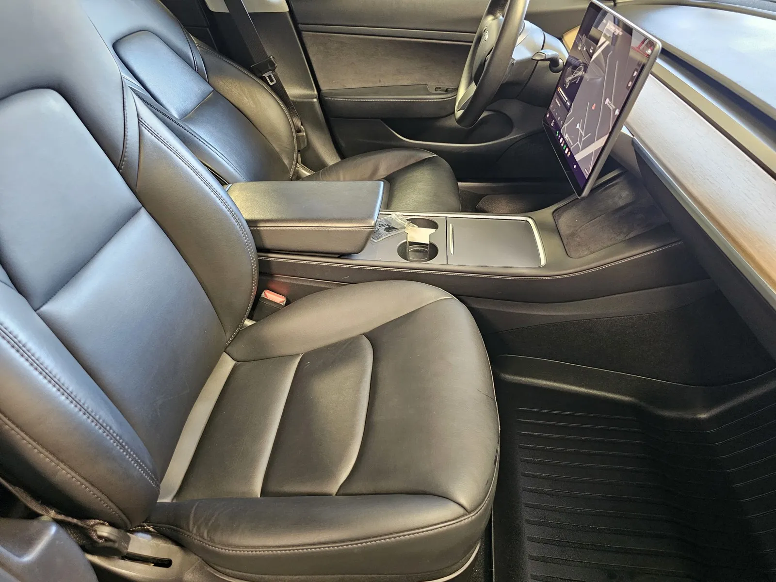 Tesla Model 3 photo 7