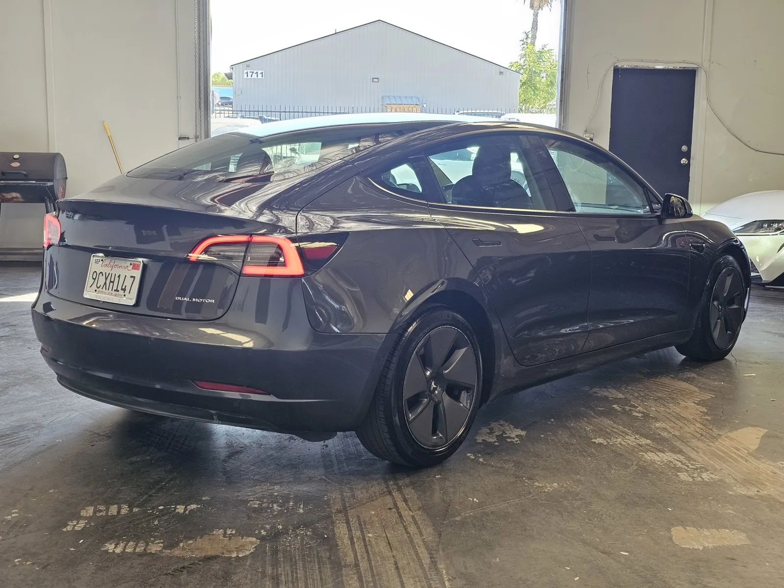Tesla Model 3 photo 4