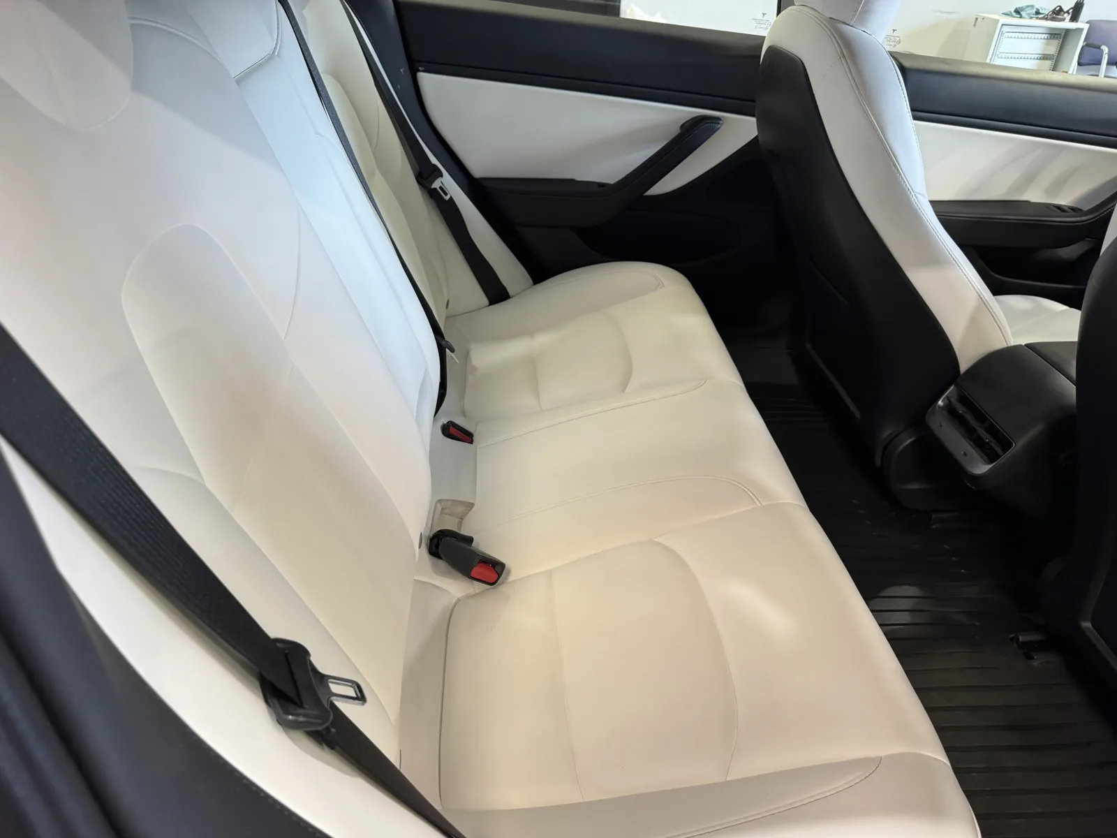 Tesla Model 3 photo 8