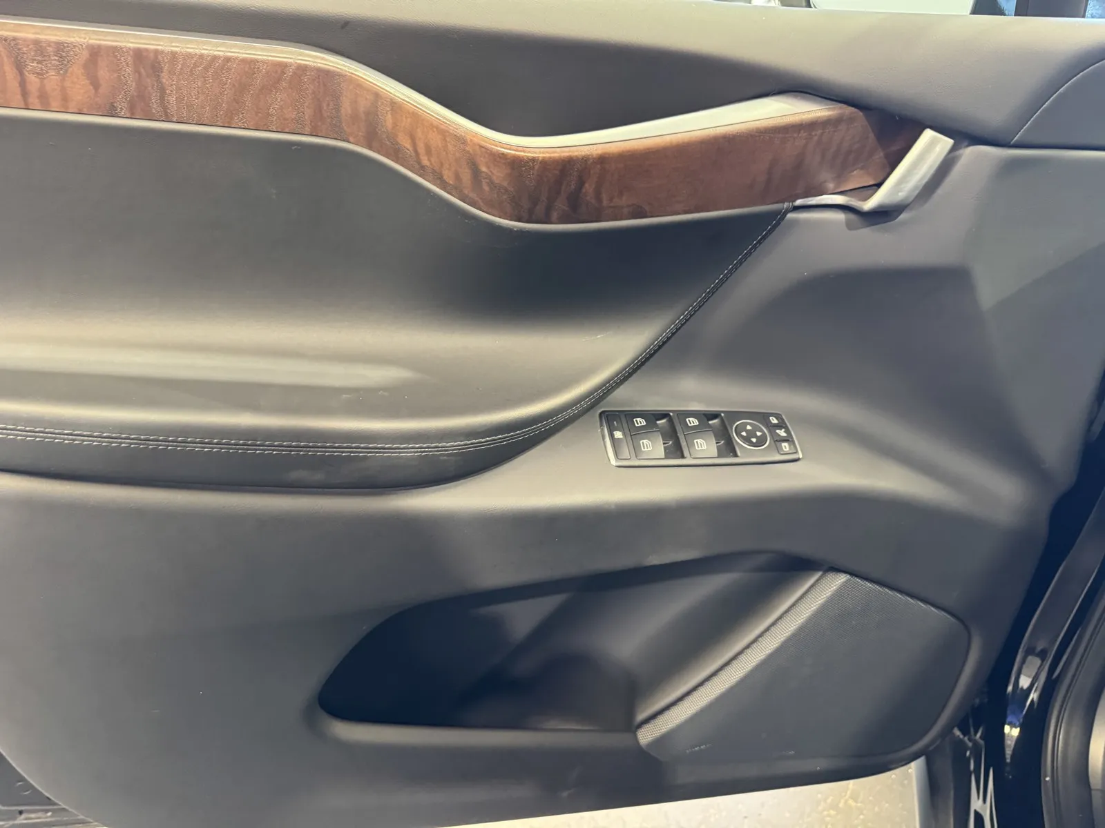 Tesla Model X photo 13