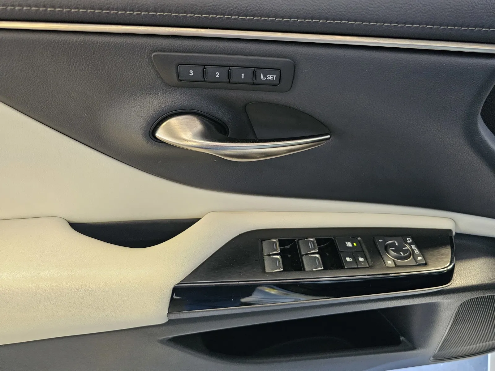 Lexus ES photo 12