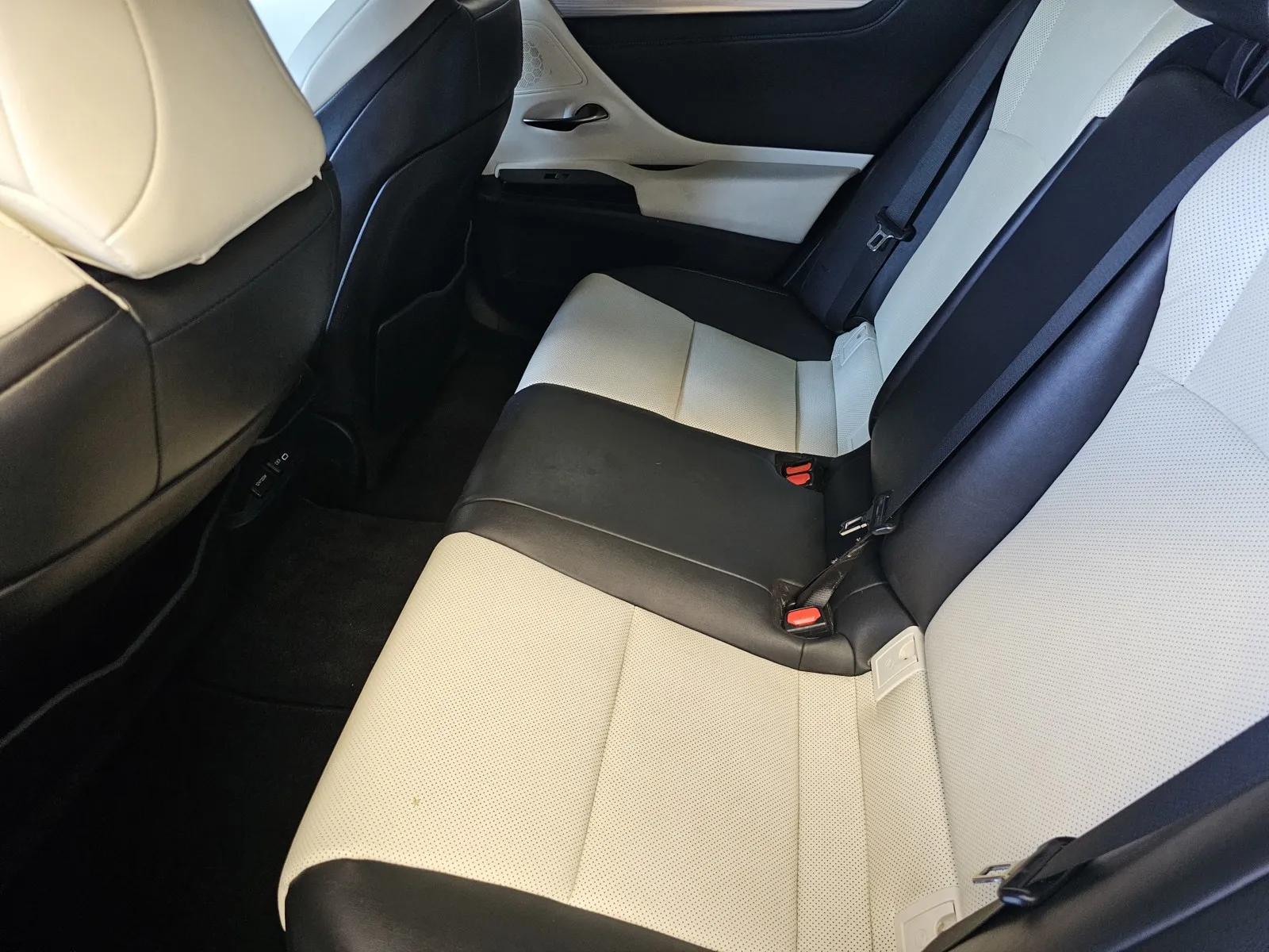 Lexus ES photo 11