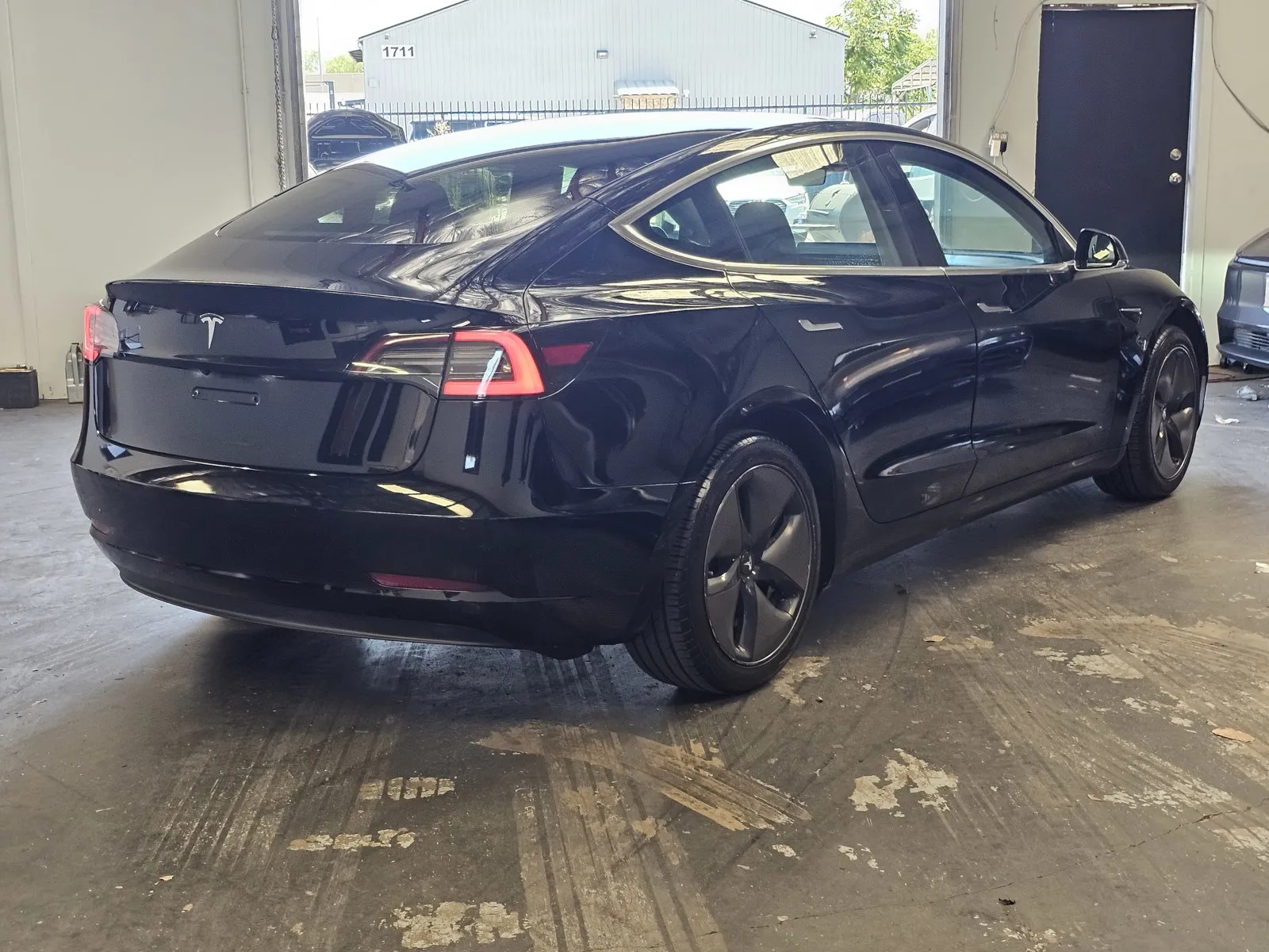 Tesla Model 3 photo 4