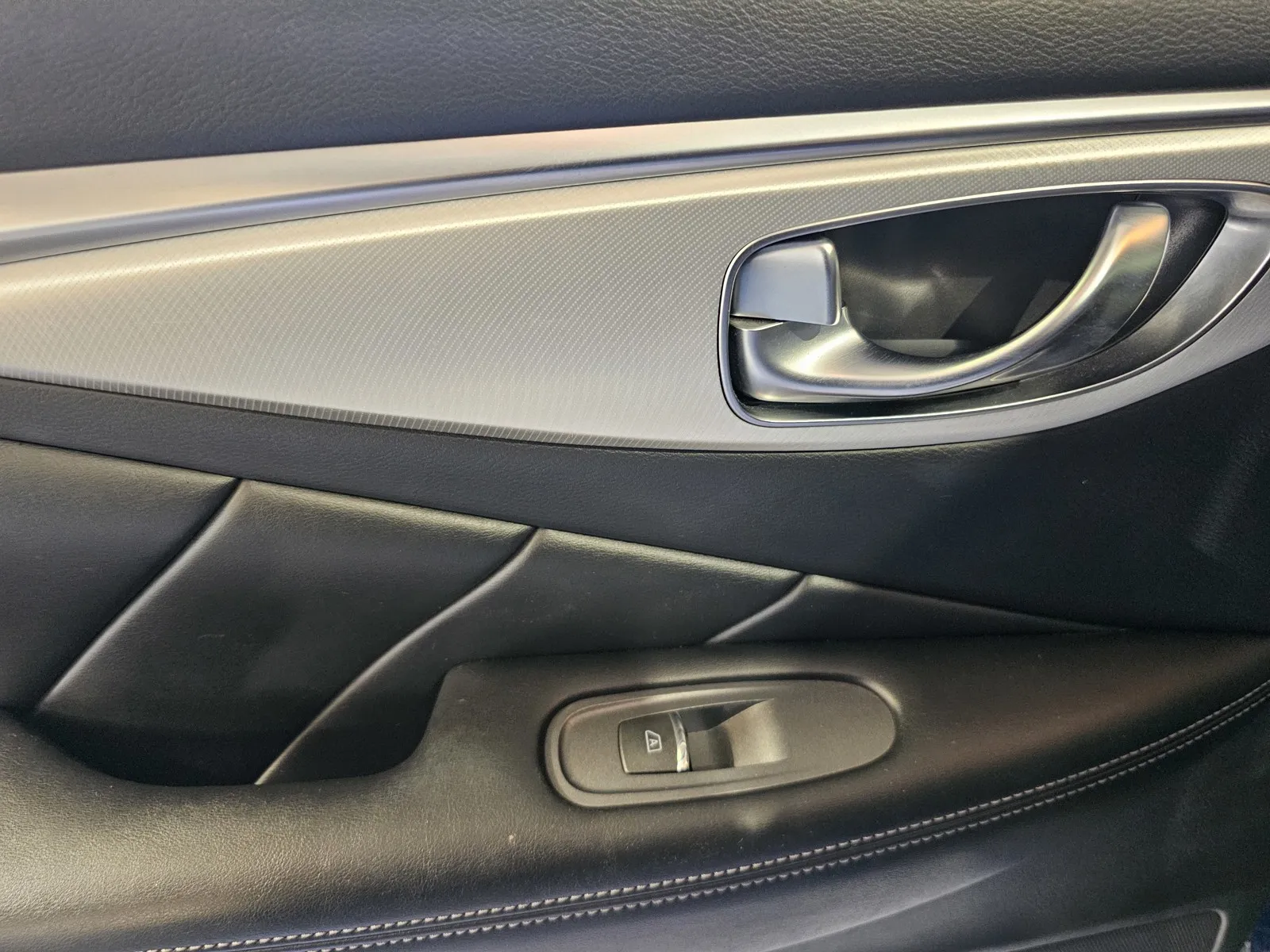 Infiniti Q50 photo 11