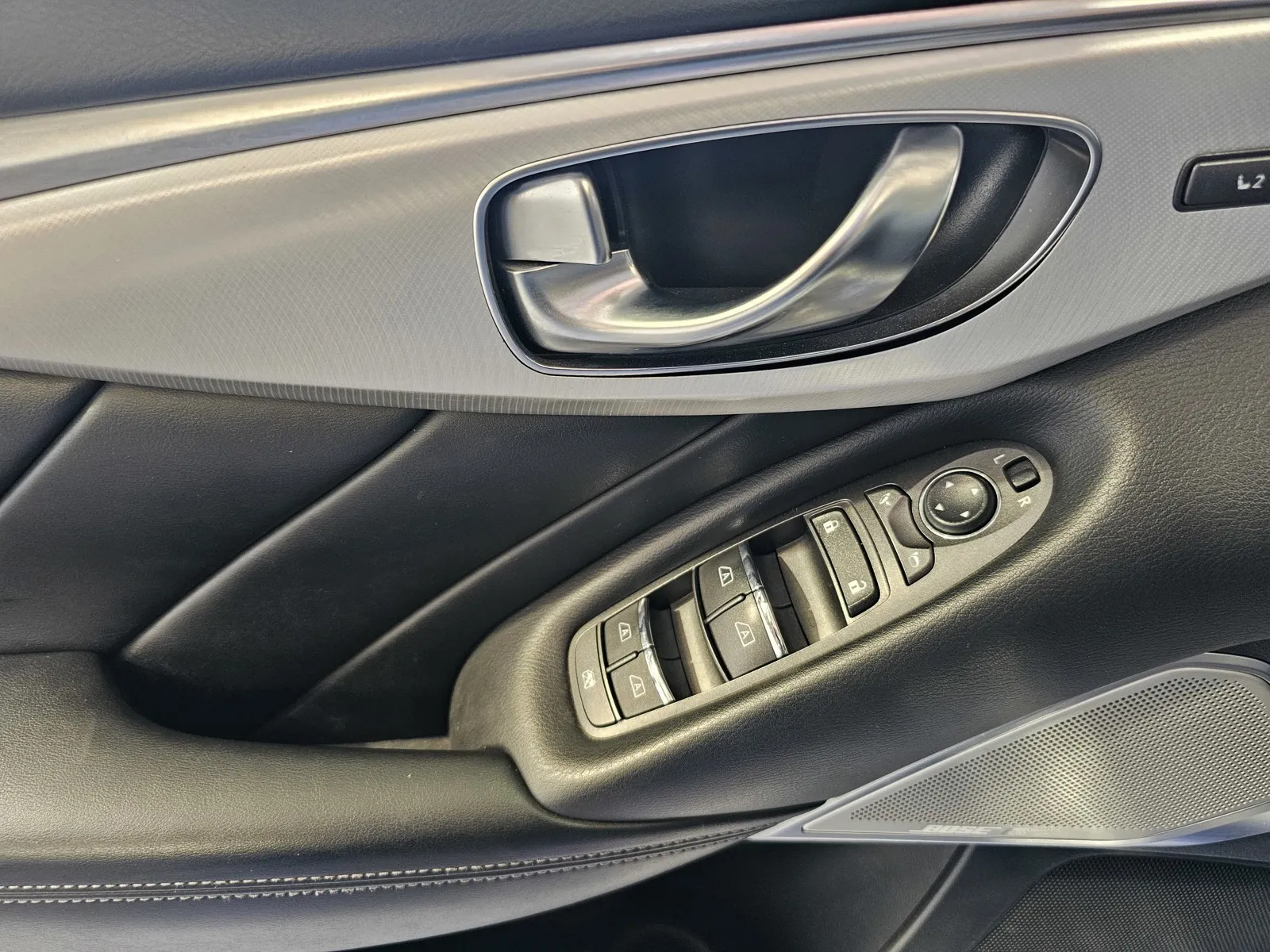 Infiniti Q50 photo 13