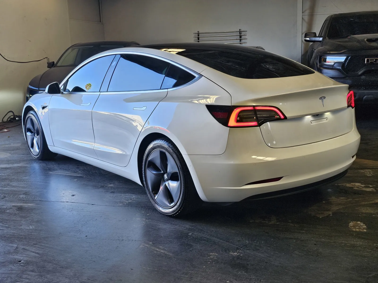 Tesla Model 3 photo 2