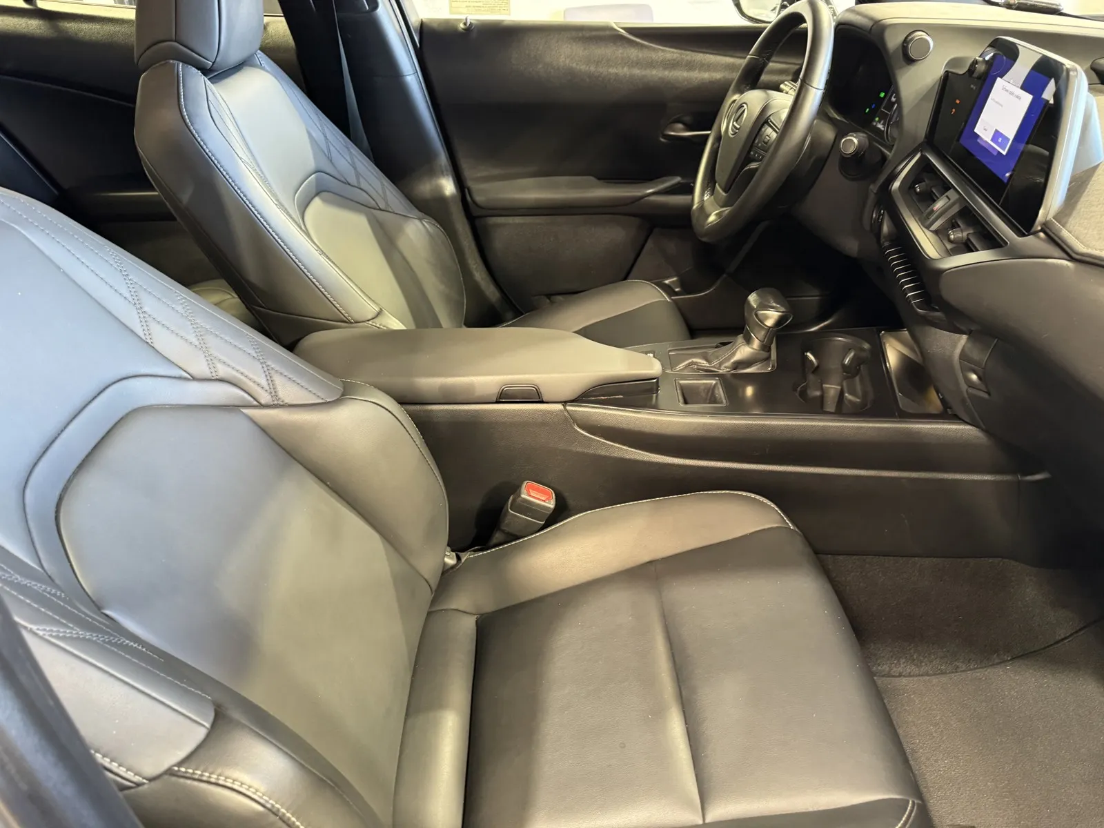 Lexus UX photo 6