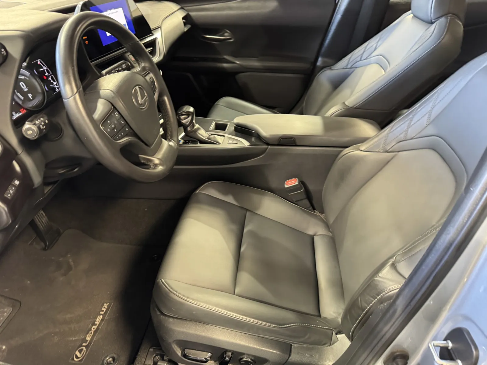 Lexus UX photo 11