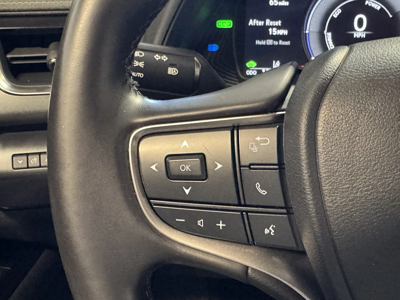 Lexus UX photo 16