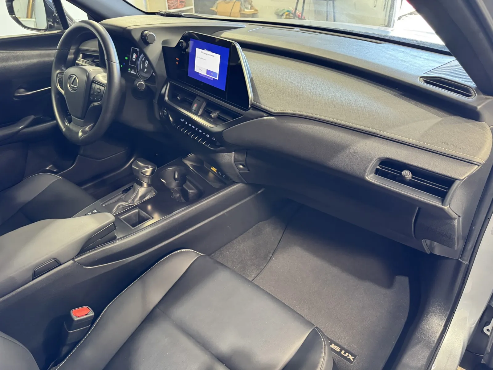 Lexus UX photo 5