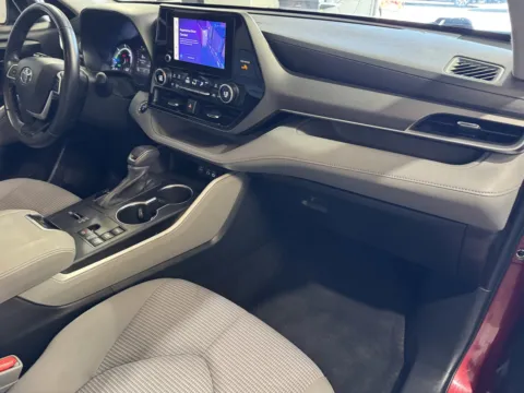 More photos of 2023 Toyota Highlander Hybrid LE at Premium Autos - Norco, CA