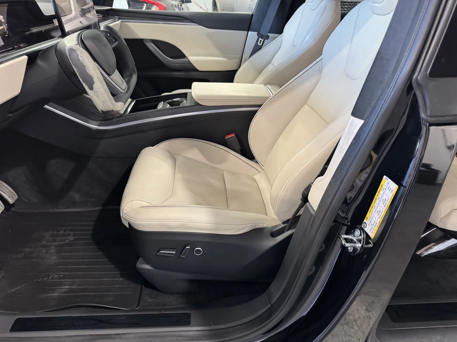 Tesla Model X photo 13