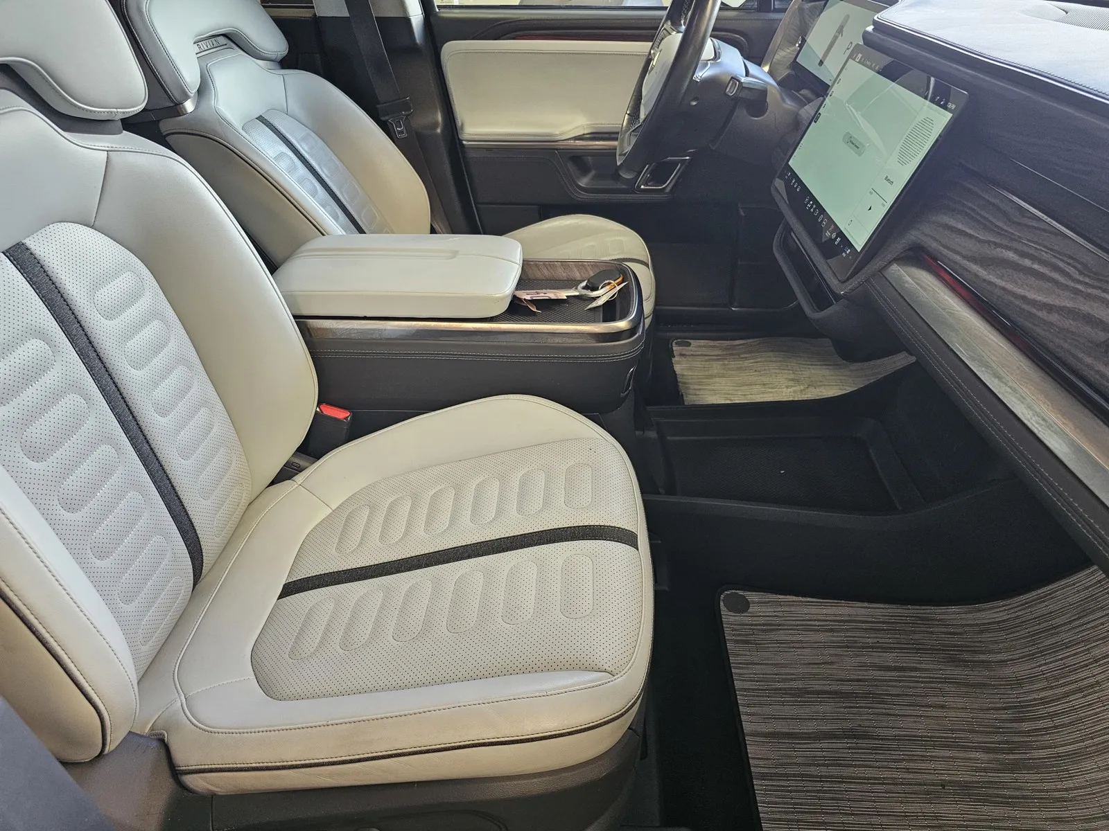 Rivian R1T photo 7