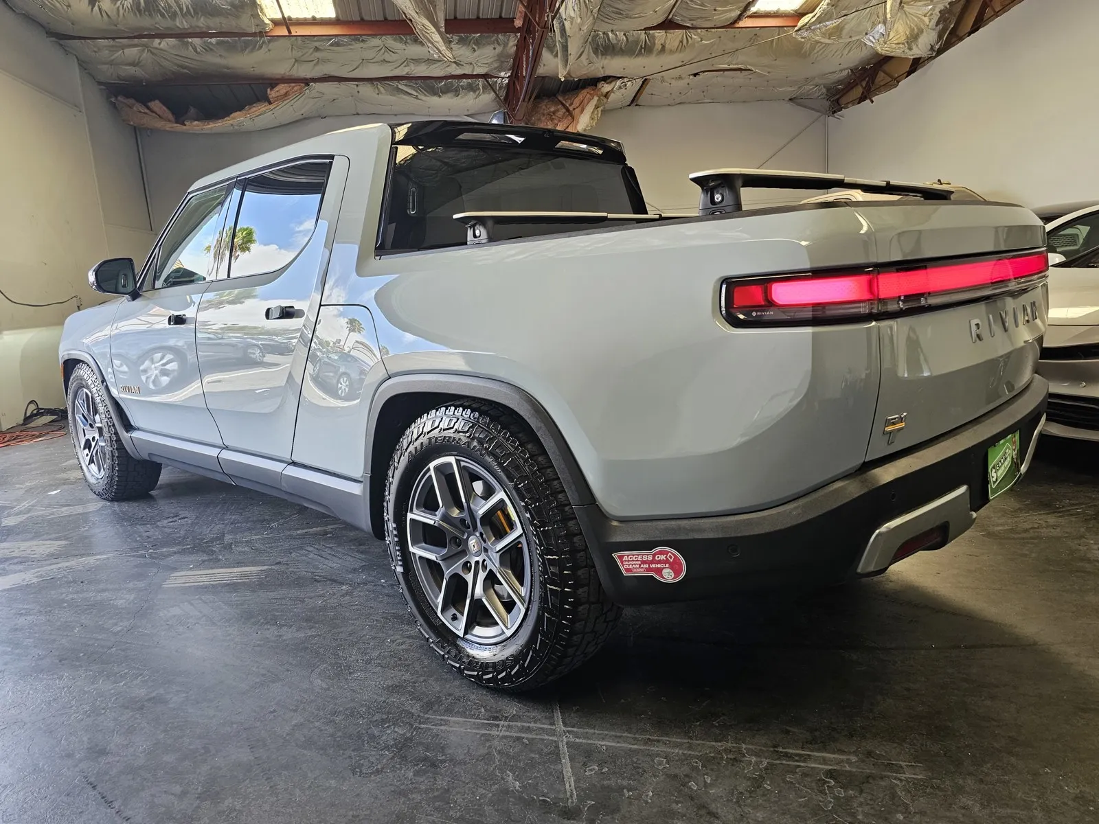 Rivian R1T photo 2