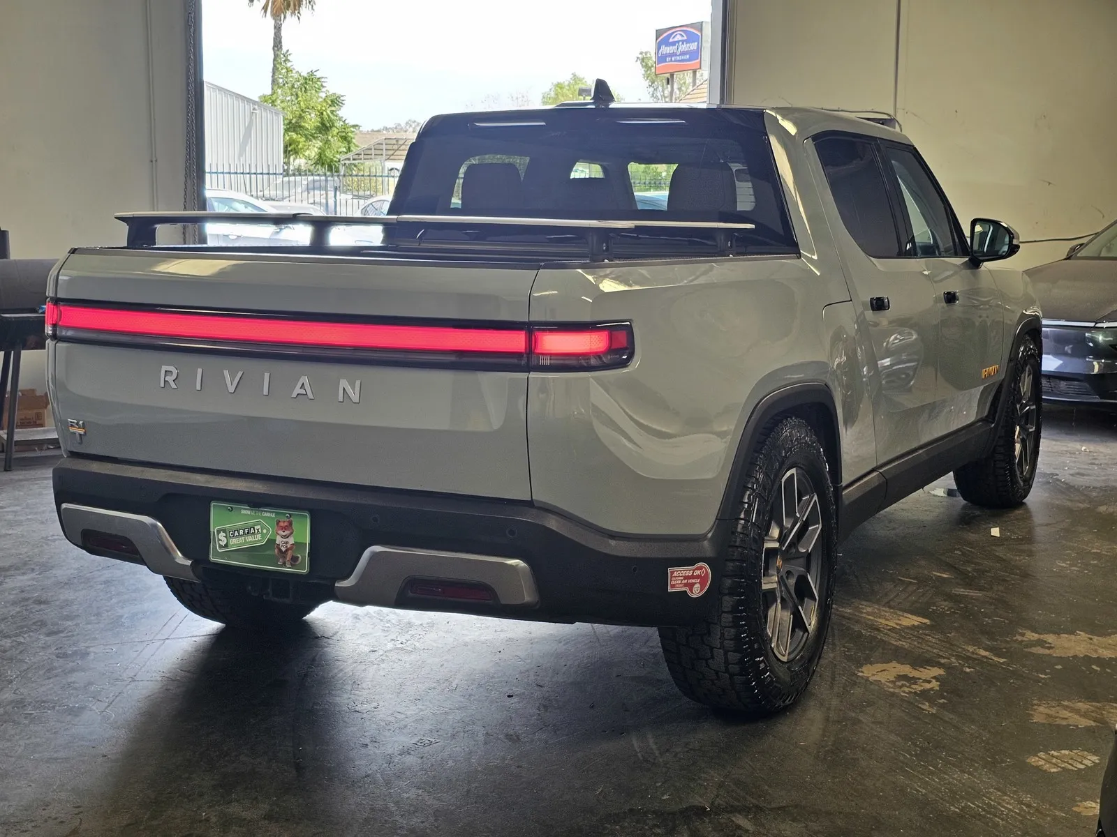 Rivian R1T photo 4